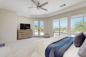 3 bedrooms, iron/ironing board, free WiFi, bed sheets - Waterfront, golf-view home w/ a private pool, pool spa, & outdoor dining area (La Quinta)