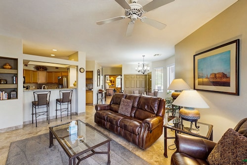 Charming dog-friendly condo with pool, hot tub, washer/dryer, & AC