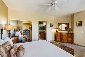 3 bedrooms, desk, iron/ironing board, free WiFi - Charming dog-friendly condo with pool, hot tub, washer/dryer, & AC (Oro Valley)