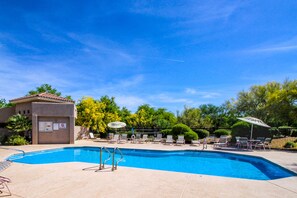A heated pool - Charming dog-friendly condo with pool, hot tub, washer/dryer, & AC (Oro Valley)