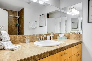 Shower, hair dryer, towels - Classic Palm Springs condo,private patio,mountain view,3 pools,tennis,pickleball (Palm Springs)