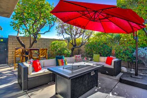 Outdoor dining - Classic Palm Springs condo,private patio,mountain view,3 pools,tennis,pickleball (Palm Springs)