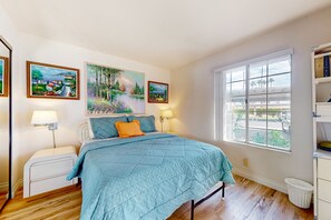 2 bedrooms, desk, iron/ironing board, free WiFi - Dog-friendly condo with resort amenities & mountain views -7 night minimum (Palm Springs)