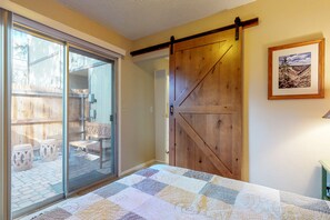 3 bedrooms, desk, iron/ironing board, free WiFi - Condo with full kitchen, balconies, views of Mt. Elden - close to town (Flagstaff)
