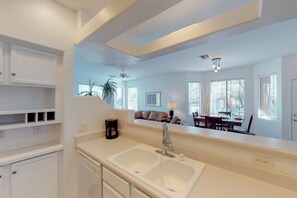 Interior - Cozy condo in Oro Valley w/swimming, biking, hiking and golf courses nearby! (Oro Valley)