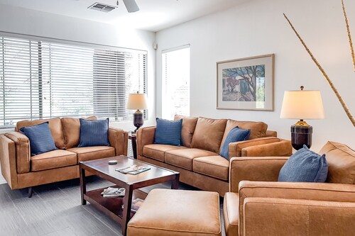 Cozy condo in Oro Valley w/swimming, biking, hiking and golf courses nearby!