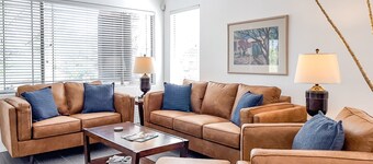 Cozy condo in Oro Valley w/swimming, biking, hiking and golf courses nearby!