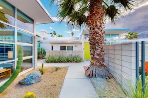 Property grounds - Stylish condo with amazing mountain view, pool, spa, outdoor kitchen, & patio (Palm Springs)