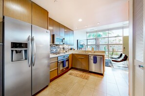 Fridge, microwave, oven, stovetop - Stylish condo with amazing mountain view, pool, spa, outdoor kitchen, & patio (Palm Springs)