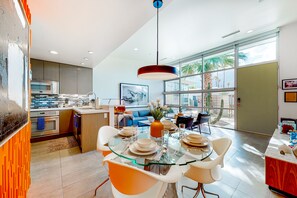 Dining - Stylish condo with amazing mountain view, pool, spa, outdoor kitchen, & patio (Palm Springs)