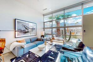Smart TV, books - Stylish condo with amazing mountain view, pool, spa, outdoor kitchen, & patio (Palm Springs)