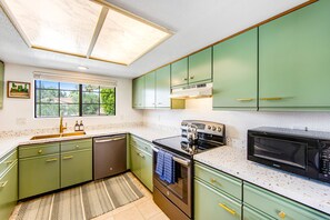 Fridge, microwave, oven, stovetop - Second floor, dog-friendly condo w/ pool & hot tub access, WiFi, and central AC (Palm Springs)