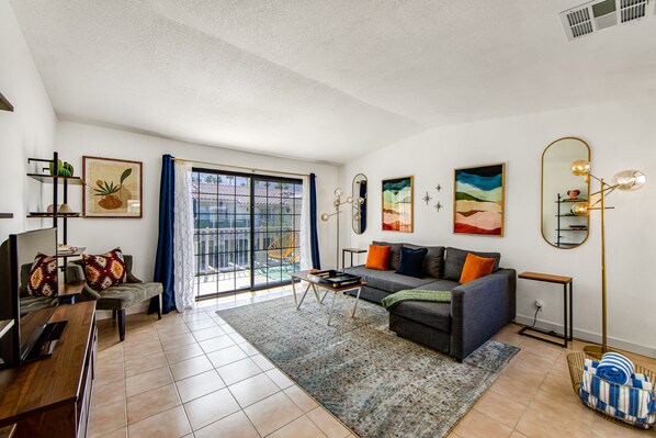Smart TV, books - Second floor, dog-friendly condo w/ pool & hot tub access, WiFi, and central AC (Palm Springs)