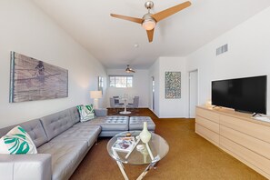 Smart TV, stereo - Mountain-view condo with pool, hot tub, balcony, & central AC (Palm Springs)