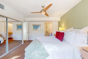 1 bedroom, desk, iron/ironing board, free WiFi - Mountain-view condo with pool, hot tub, balcony, & central AC (Palm Springs)