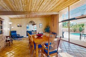Dining - Elegant, dog-friendly house with private hot tub & outdoor pool (Palm Springs)