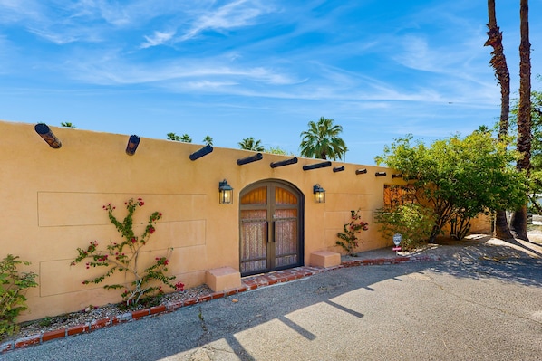 Property grounds - Elegant, dog-friendly house with private hot tub & outdoor pool (Palm Springs)
