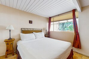 3 bedrooms, iron/ironing board, free WiFi, bed sheets - Elegant, dog-friendly house with private hot tub & outdoor pool (Palm Springs)