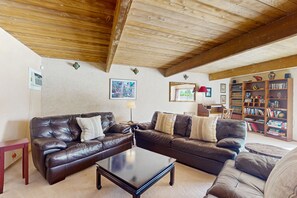 Smart TV, fireplace, DVD player - Elegant, dog-friendly house with private hot tub & outdoor pool (Palm Springs)