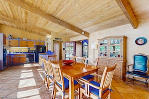Dining - Elegant, dog-friendly house with private hot tub & outdoor pool (Palm Springs)
