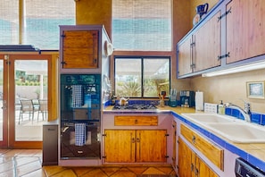 Fridge, microwave, oven, stovetop - Elegant, dog-friendly house with private hot tub & outdoor pool (Palm Springs)