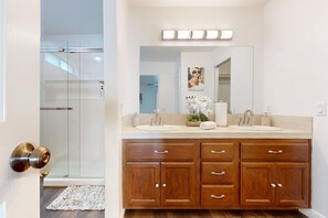 Shower, hair dryer, towels - Luxury home w/ mountain views, private pool, close to golf and hiking trails (Cathedral City)