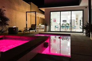 Outdoor dining - Chic dog-friendly home with private pool, pool spa, gym, pools, grills & firepit (Palm Springs)