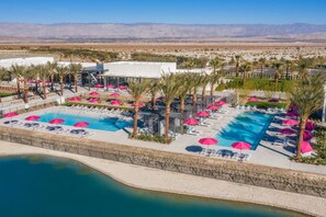 A heated pool - Chic dog-friendly home with private pool, pool spa, gym, pools, grills & firepit (Palm Springs)