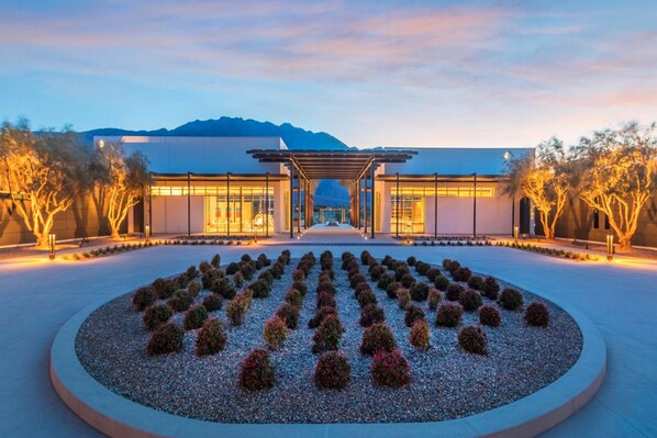 Property grounds - Chic dog-friendly home with private pool, pool spa, gym, pools, grills & firepit (Palm Springs)