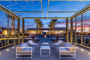Terrace/patio - Chic dog-friendly home with private pool, pool spa, gym, pools, grills & firepit (Palm Springs)