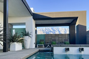 A heated pool - Chic dog-friendly home with private pool, pool spa, gym, pools, grills & firepit (Palm Springs)