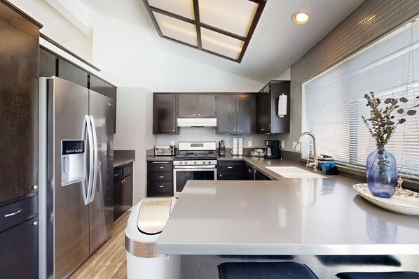 Fridge, microwave, oven, stovetop - Adorable adobe-style oasis with private pool & pool spa - dog-friendly (Palm Springs)