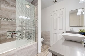 Douche, sèche-cheveux, serviettes fournies