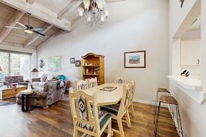 Interior - Beautiful Sedona townhome with pool, hot tub, tennis, & on-site golf (Sedona)