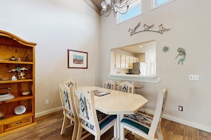 Dining - Beautiful Sedona townhome with pool, hot tub, tennis, & on-site golf (Sedona)