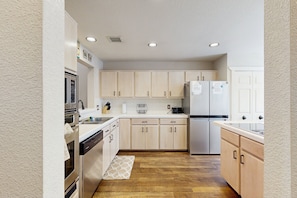 Fridge, microwave, oven, stovetop - Beautiful Sedona townhome with pool, hot tub, tennis, & on-site golf (Sedona)