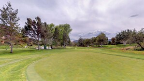 A golf course with well-maintained grass, trees, and a clear sky. - Beautiful Sedona townhome with pool, hot tub, tennis, & on-site golf (Sedona)