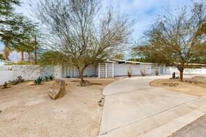 Property grounds - Modern home w/mountain views, private backyard pool & grill, close to downtown (Palm Springs)