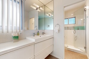Shower, hair dryer, towels - Modern home w/mountain views, private backyard pool & grill, close to downtown (Palm Springs)