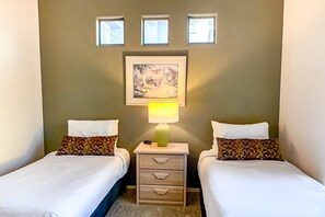 2 bedrooms, iron/ironing board, free WiFi, bed sheets - Bright & modern resort condo with pool & hot tub (Oro Valley)