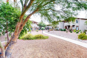 Property grounds - Bright & modern resort condo with pool & hot tub (Oro Valley)