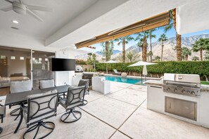 Outdoor dining - Luxury home with mountain views, pool and pool spa (Palm Springs)
