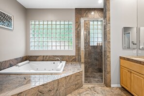 Shower, hair dryer, towels - Luxury home with mountain views, pool and pool spa (Palm Springs)