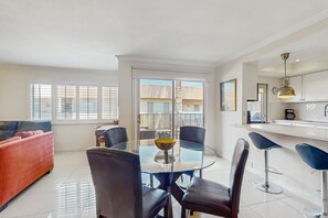 Interior - Dog-friendly condo w/ balcony & shared pools/hot tubs - close to downtown (Palm Springs)