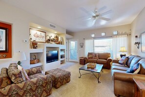 Smart TV - Stylish condo with pool, hot tub & lovely mountain views (Oro Valley)