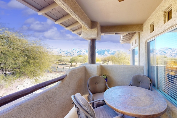 Outdoor dining - Stylish condo with pool, hot tub & lovely mountain views (Oro Valley)
