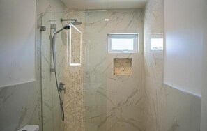Haartrockner, Handtücher, Seife, Toilettenpapier