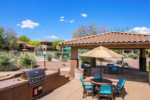 Outdoor dining - Spacious condo with pools, hot tub, patio & lovely views - dog-friendly (Oro Valley)