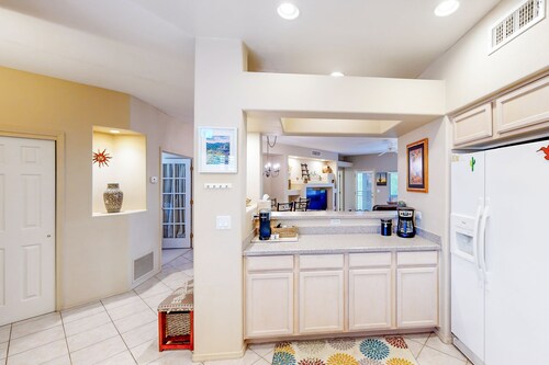 Spacious condo with pools, hot tub, patio & lovely views - dog-friendly