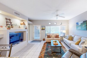 Living area - Spacious condo with pools, hot tub, patio & lovely views - dog-friendly (Oro Valley)